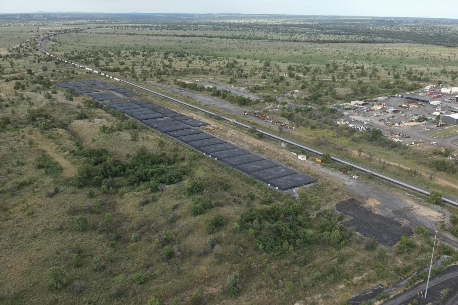 A 1,000 m pipeline with a booster pump fed dredged material into GEOTUBE units, enabling effective dewatering of coal fines from the silt traps