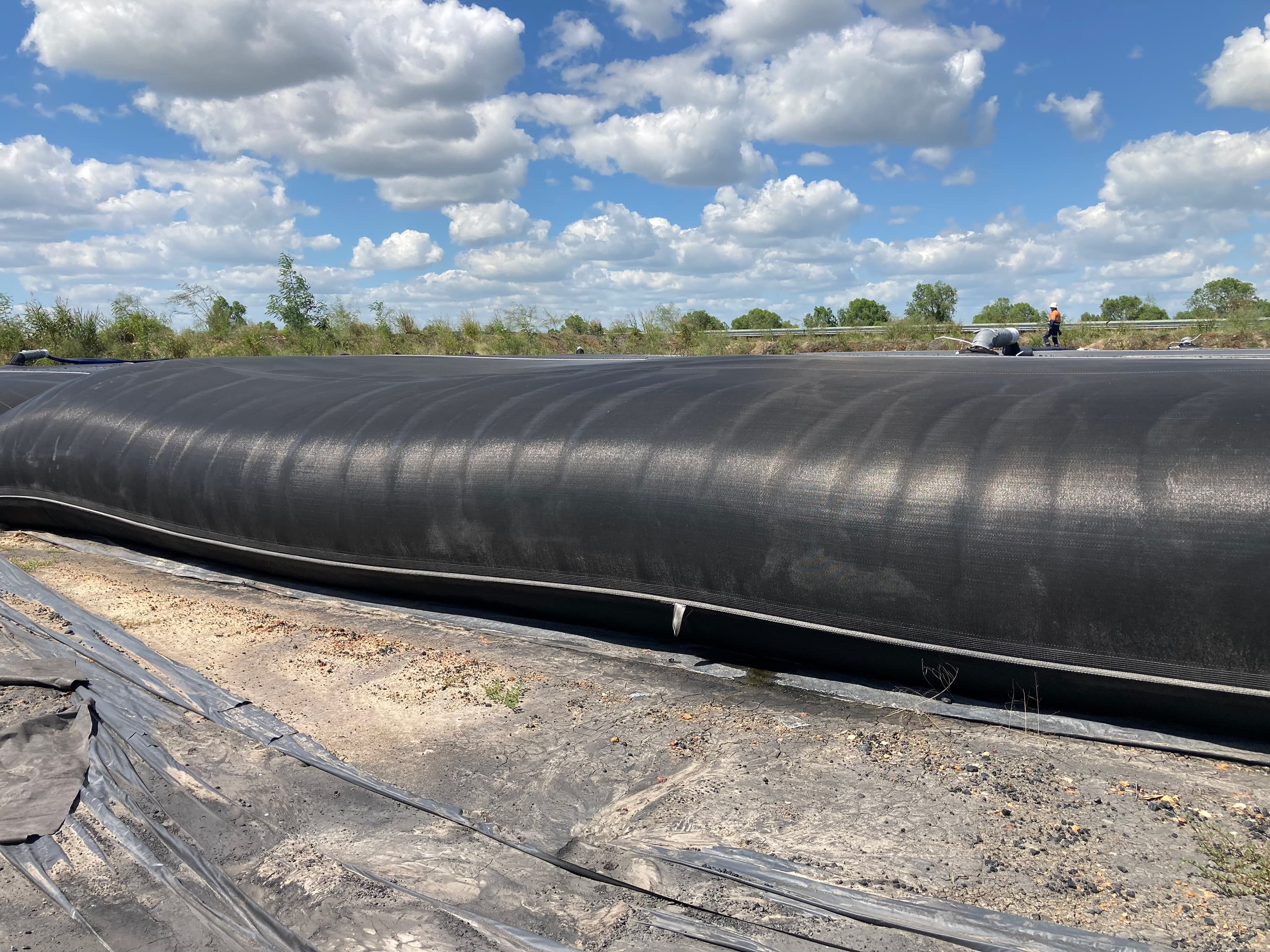 The dredging operation was initiated using a 1,000 m pipeline with a booster pump to feed the material into the GEOTUBE units.