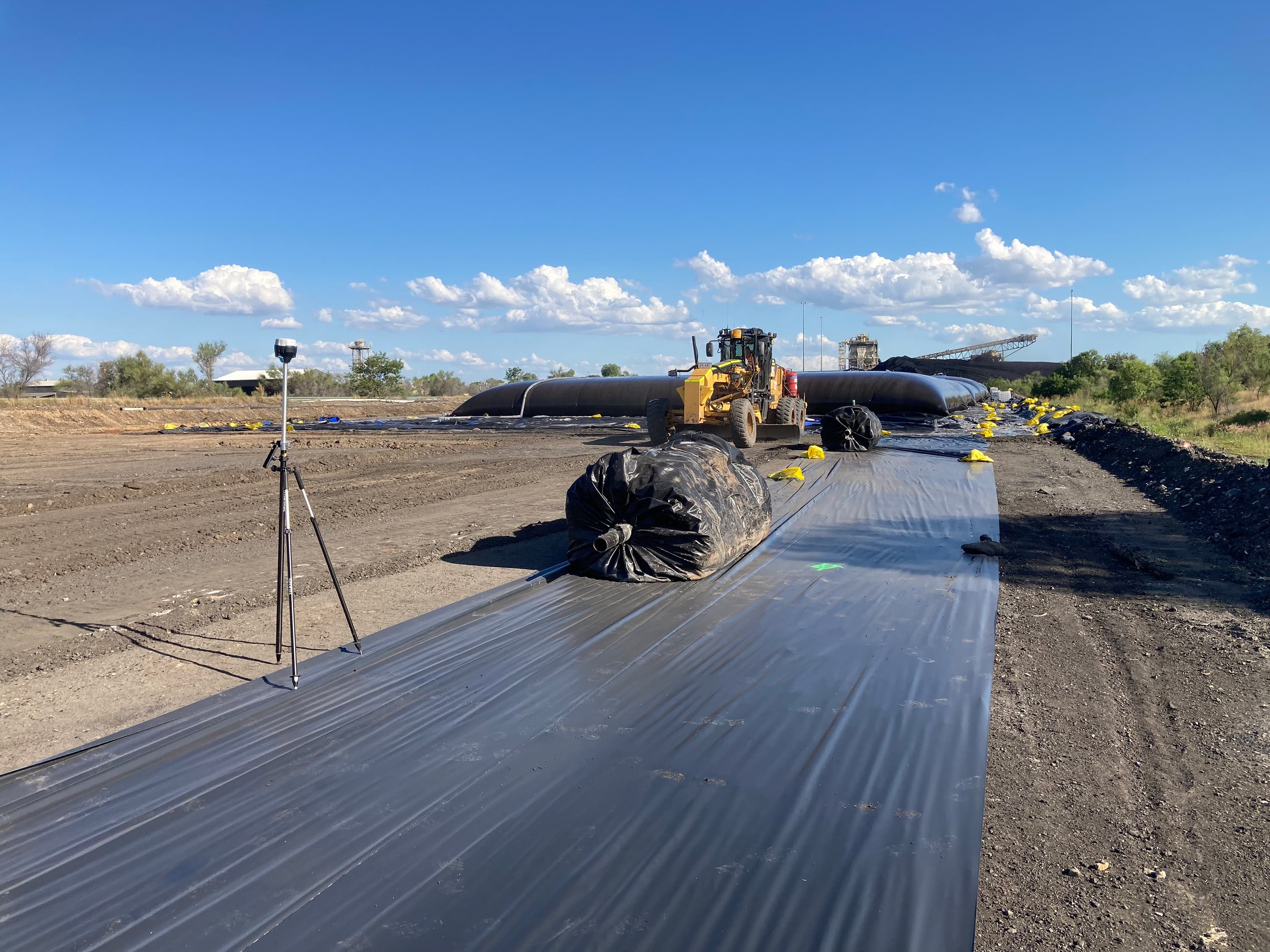 The primary challenge of this project involved the removal and dewatering of approximately 40,000 m³ of silt from two HDPE-lined silt traps