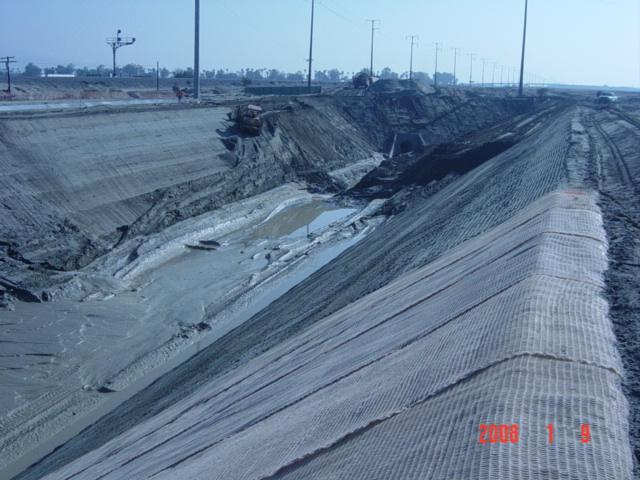 Installation de la membrane PROPEX Armormax sur les pentes 2:1 du bassin de la section 29 pour stabiliser les sols sablonneux et prévenir l’érosion