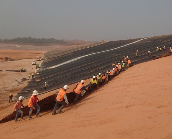 The project faced a tight 120-day window during the dry season, which Solmax and Yesti met by installing up to 20,000 m² of geomembrane at peak times