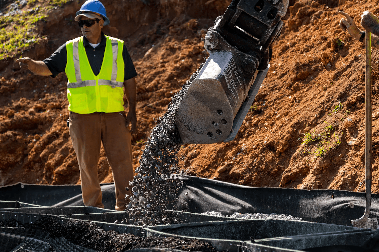 Les murs de soutènement gravitaire utilisent le poids du système de murs pour contrebalancer les pressions exercées par le sol qu’il retient.