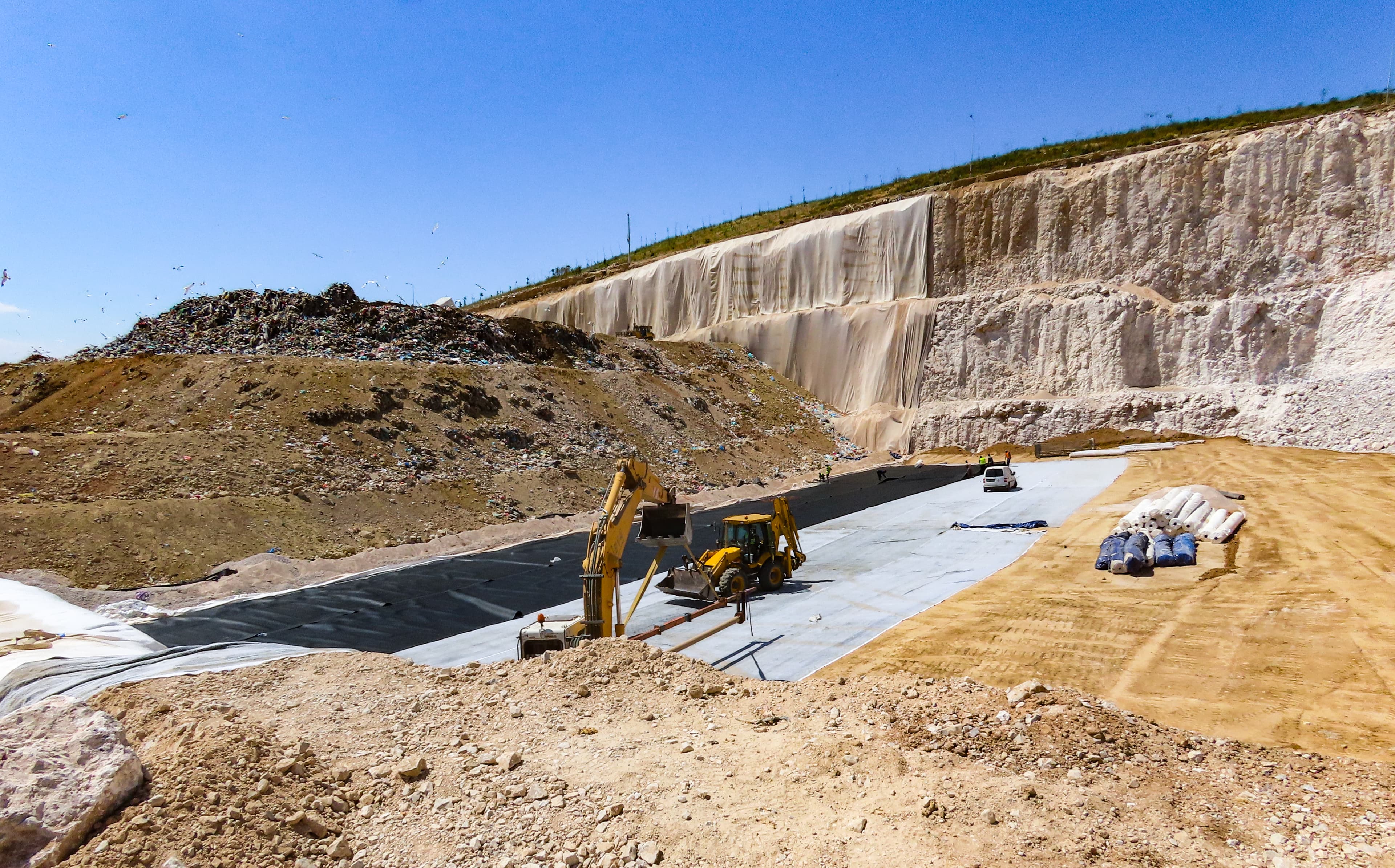 Attica’s 66 municipalities and four million inhabitants depend on a single landfill – Fili. First established in 2003, the Fili landfill was expanded in 2006 and continues to grow.